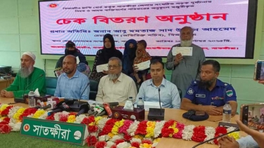 সাতক্ষীরায় সড়ক দুর্ঘটনায় নিহত ও আহতদের চেক বিতরণ