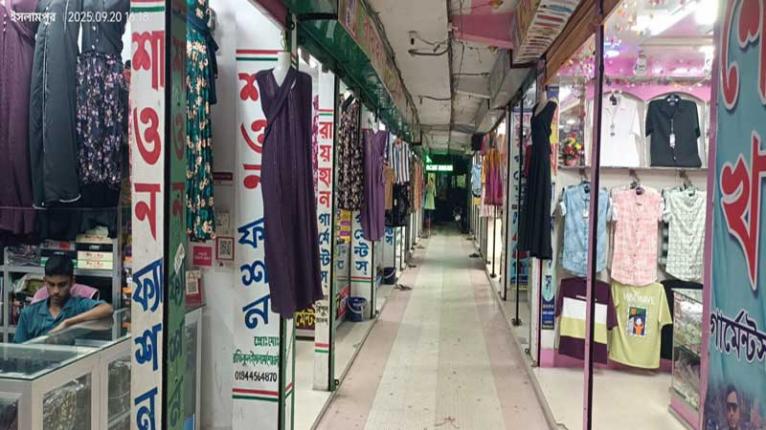 পূজার আমেজ নেই ইসলামপুরে, দুশ্চিন্তায় ব্যবসায়ীরা