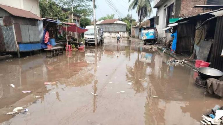 জলাবদ্ধতার দুর্বিষহ জীবন, দেড়শ বছরের পুরনো জামালপুরে পৌরসভায় সমাধান অধরা