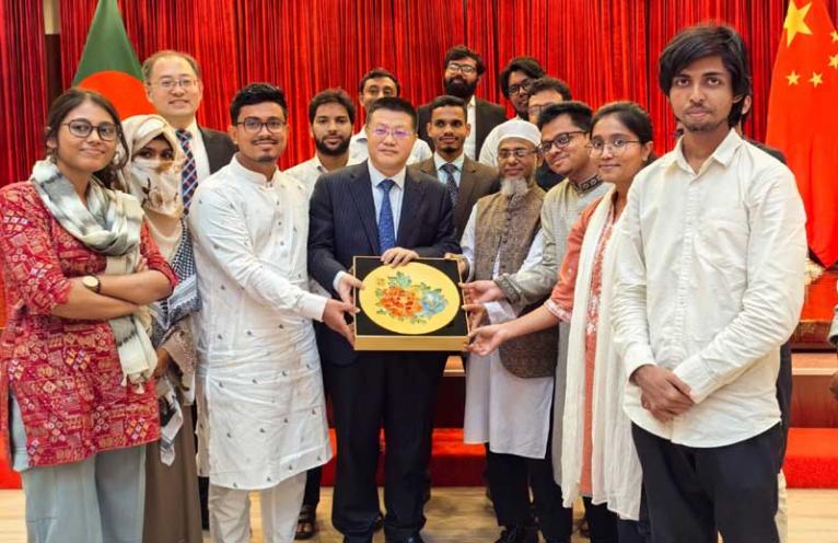 চীনা রাষ্ট্রদূতের সাথে ডাকসু নেতৃবৃন্দের সাক্ষাৎ