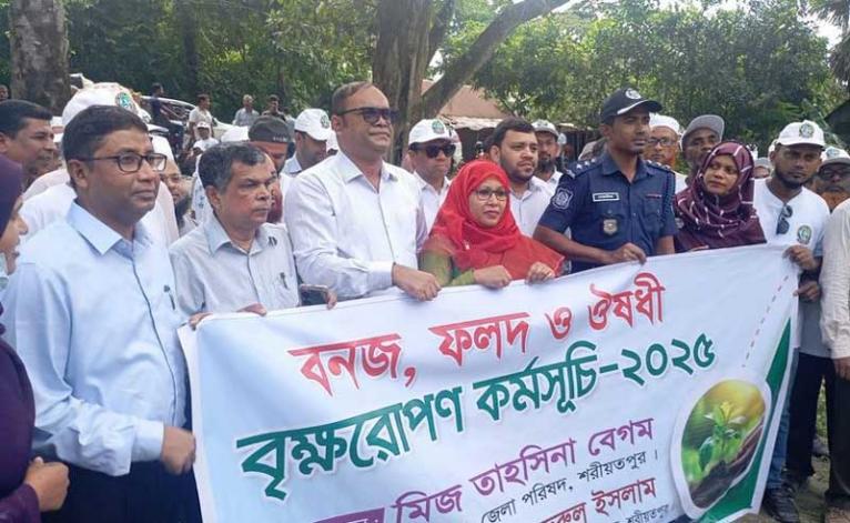 শরীয়তপুরে জেলা পরিষদের উদ্যোগে বৃক্ষরোপণ