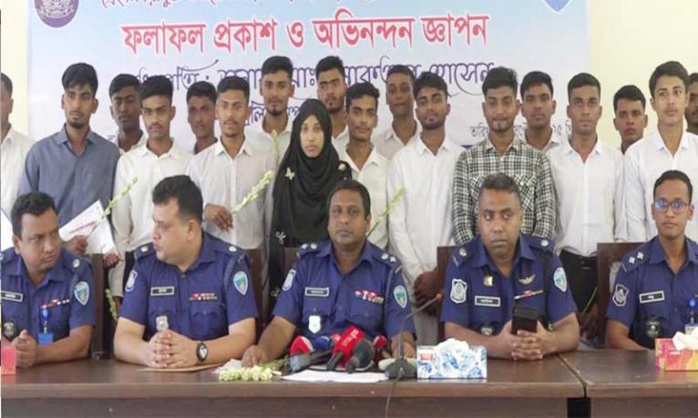 লক্ষ্মীপুরে ১২০ টাকায় পুলিশে চাকরি পেলেন ২৪ জন