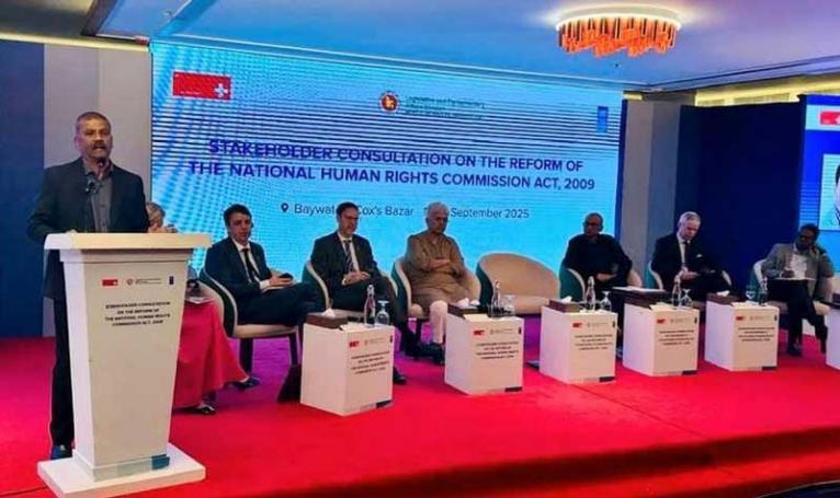 অন্তর্বর্তী সরকার মানবাধিকার রক্ষায় একটি মাইলফলক স্থাপন করে যেতে চায় : আইন উপদেষ্টা
