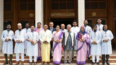 প্রধান উপদেষ্টা ১২ তরুণকে ‘ইয়ুথ ভলান্টিয়ার অ্যাওয়ার্ড’ প্রদান করলেন