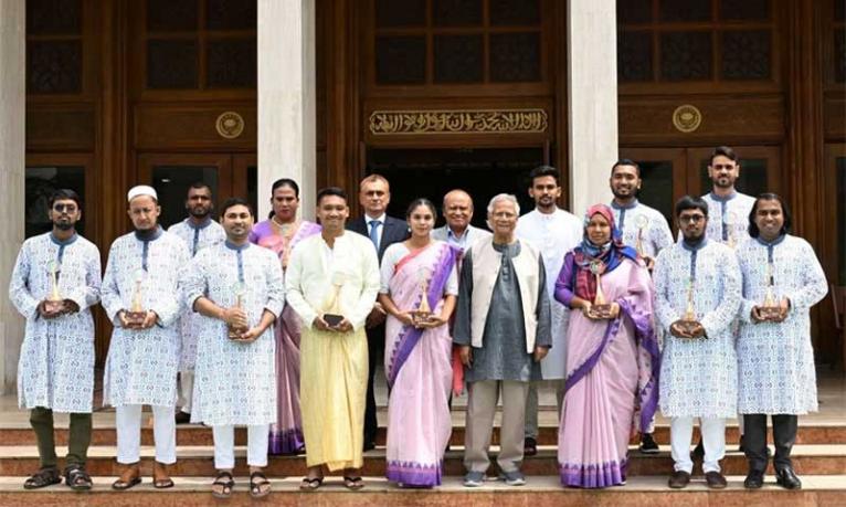 প্রধান উপদেষ্টা ১২ তরুণকে ‘ইয়ুথ ভলান্টিয়ার অ্যাওয়ার্ড’ প্রদান করলেন