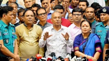পূজা শান্তিপূর্ণ ও উৎসবমুখর পরিবেশে করতে সরকার বদ্ধপরিকর: স্বরাষ্ট্র উপদেষ্টা