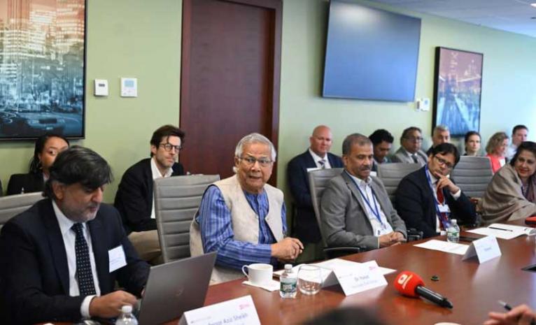 স্বাস্থ্যসেবা অর্থ উপার্জনকারীদের হাতে ছেড়ে দেওয়া উচিত নয় : প্রধান উপদেষ্টা