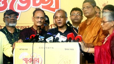 ঢাকেশ্বরী মন্দির পরিদর্শনে স্বরাষ্ট্র উপদেষ্টা