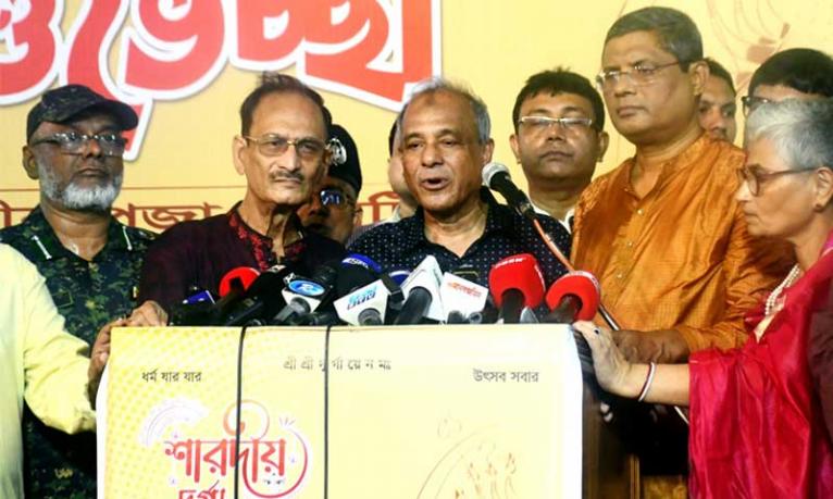 ঢাকেশ্বরী মন্দির পরিদর্শনে স্বরাষ্ট্র উপদেষ্টা