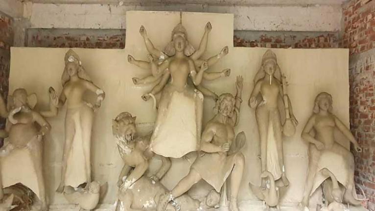 শারদীয় দুর্গোৎসবের প্রস্তুতি ইসলামপুরে প্রতিমা তৈরিতে ব্যস্ত মৃৎশিল্পীরা
