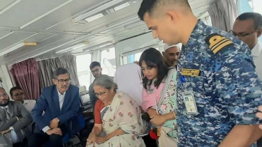 ‘মীন সন্ধানী’ জাহাজের জরিপ ও গবেষণা কার্যক্রম পরিদর্শন মৎস্য উপদেষ্টার