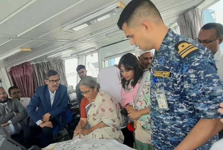 ‘মীন সন্ধানী’ জাহাজের জরিপ ও গবেষণা কার্যক্রম পরিদর্শন মৎস্য উপদেষ্টার