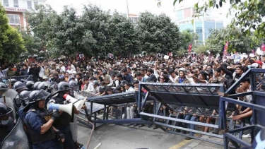 নেপালে বিক্ষোভে ভয়াবহ সহিংসতা, রাজধানীতে সেনা মোতায়েন : নিহত ৮