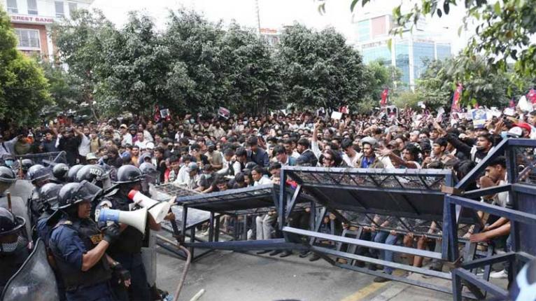 নেপালে বিক্ষোভে ভয়াবহ সহিংসতা, রাজধানীতে সেনা মোতায়েন : নিহত ৮