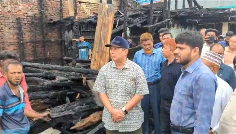 রাঙ্গামাটির লংগদুতে অগ্নিকাণ্ডে ক্ষতিগ্রস্ত বাজার পরিদর্শনে জেলা পরিষদ চেয়ারম্যান