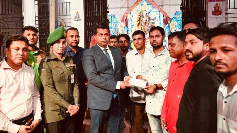 বন্দরে পূজা মণ্ডপ পরিদর্শনে জেলা প্রশাসক