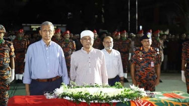 নিহত ফায়ার ফাইটার শামীম আহমেদের জানাজায় স্বরাষ্ট্র উপদেষ্টার অংশগ্রহণ