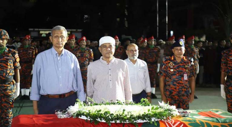 নিহত ফায়ার ফাইটার শামীম আহমেদের জানাজায় স্বরাষ্ট্র উপদেষ্টার অংশগ্রহণ