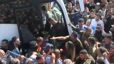 গাজায় পৌঁছাল ফিলিস্তিনি বন্দিদের বহনকারী প্রথম বাস