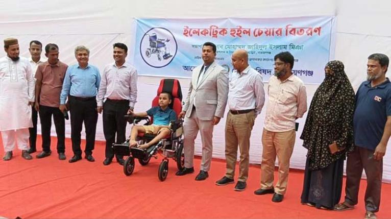 ডিসির সহায়তায় শারীরিক প্রতিবন্ধী মাহিন পেল ইলেকট্রিক হুইল চেয়ার
