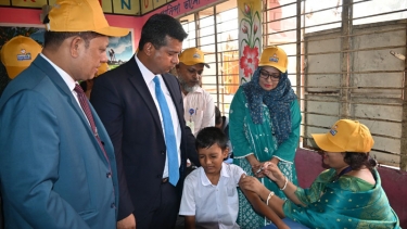 নারায়ণগঞ্জ টাইফয়েড টিকাদান ক্যাম্পেইনের উদ্বোধন করলেন জেলা প্রশাসক