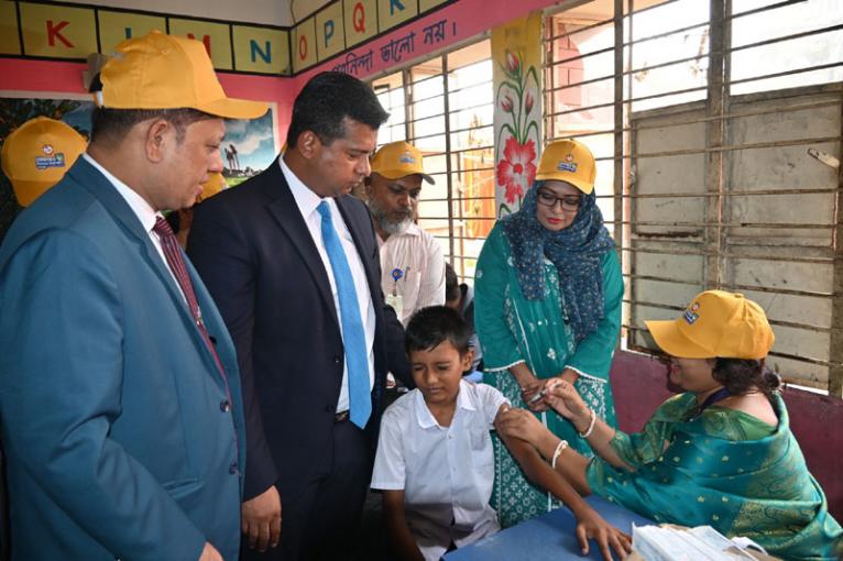 নারায়ণগঞ্জ টাইফয়েড টিকাদান ক্যাম্পেইনের উদ্বোধন করলেন জেলা প্রশাসক