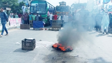 বাসচাপায় হেফাজত নেতা নিহত: চট্টগ্রাম-রাঙামাটি-খাগড়াছড়ি মহাসড়ক অবরোধ