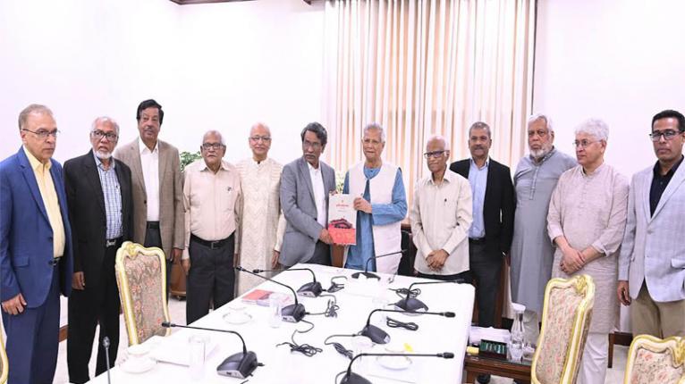 জুলাই সনদ বাস্তবায়নের সুপারিশ প্রধান উপদেষ্টার কাছে হস্তান্তর