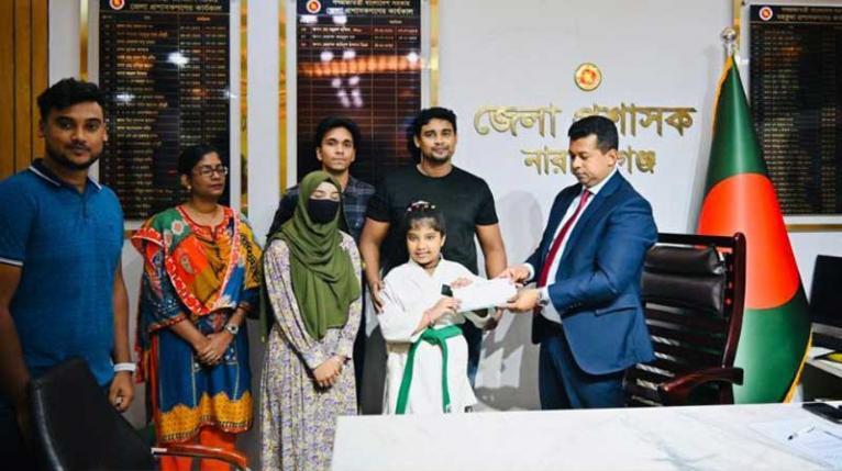 ক্ষুদে কারাতেদের পাশে জেলা প্রশাসক জাহিদুল ইসলাম মিঞা