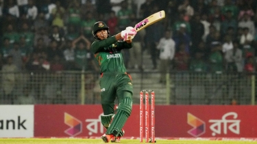 রিশাদ ঝড়ে আজও দুইশ পেরোলো বাংলাদেশ