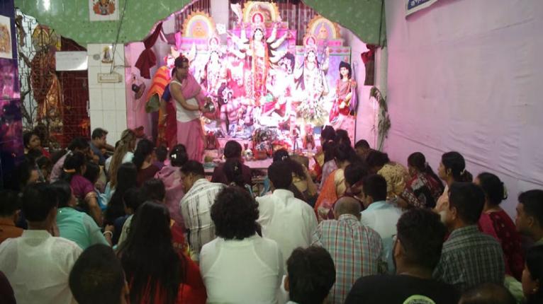 মহানবমীতে খুলনার মণ্ডপে মণ্ডপে ভক্তদের ভিড়
