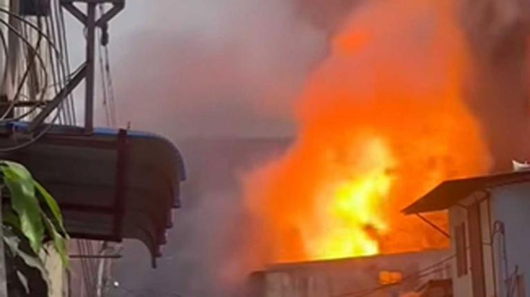 এখনো নিয়ন্ত্রণে আসেনি রূপনগরের আগুন, কাজ করছে ১১ ইউনিট