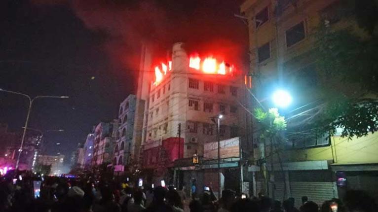 কালশীতে ভবনে আগুন, নিয়ন্ত্রণে ৬ ইউনিট