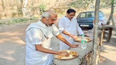 রাস্তায় দাঁড়িয়ে শালপাতার প্লেটে খাবার খেলেন রজনীকান্ত
