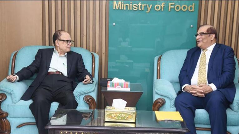 খাদ্য উপদেষ্টার সাথে বাংলাদেশে নবনিযুক্ত পাকিস্তানের হাইকমিশনারের সাক্ষাৎ