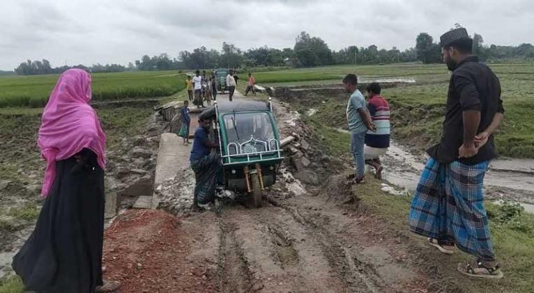 জামালপুরের গ্রামীণ সড়ক, মরণফাঁদে পরিণত !