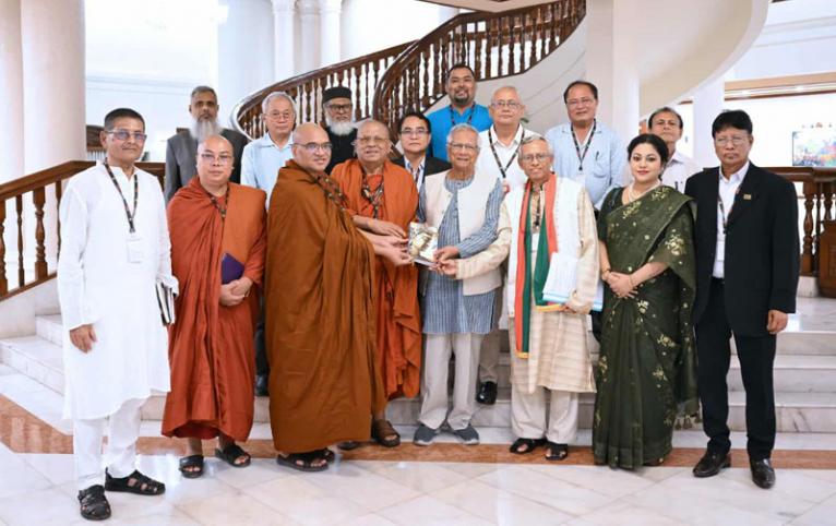প্রধান উপদেষ্টার সঙ্গে বৌদ্ধ ধর্মীয় নেতাদের শুভেচ্ছা বিনিময়