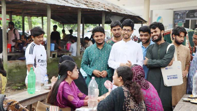 রাকসু নির্বাচন: প্রতিশ্রুতির ফুলঝুরি প্রার্থীদের, জমে উঠেছে প্রচারণা