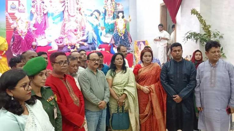 নারায়ণগঞ্জে মণ্ডপ পরিদর্শনে এসে সন্তোষ প্রকাশ বিভাগীয় কমিশনারের