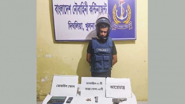 নৌবাহিনীর যৌথ অভিযানে খুলনায় আগ্নেয়াস্ত্রসহ সন্ত্রাসী আটক