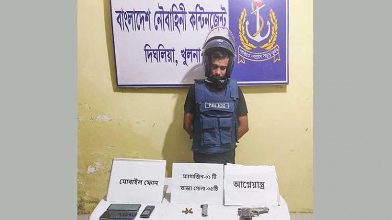 নৌবাহিনীর যৌথ অভিযানে খুলনায় আগ্নেয়াস্ত্রসহ সন্ত্রাসী আটক