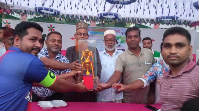 ফুটবল ফাইনালে সরিষাবাড়ী এক্সপ্রেস চ্যাম্পিয়ন !