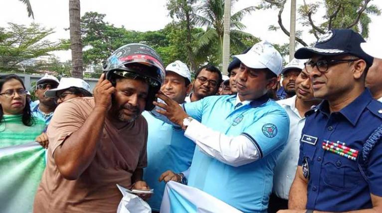 সড়কে গতি নিয়ন্ত্রণ ও জীবনরক্ষায় হেলমেট ব্যবহারের আহ্বান ডিসি-এসপির