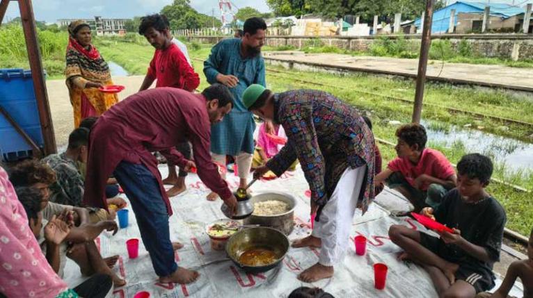 পথশিশুদের পাশে অ্যাডভোকেট টিপু