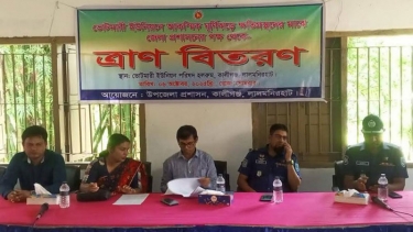 লালমনিরহাটে ঝড়ে ক্ষতিগ্রস্ত পরিবারের মাঝে অর্থ ও ঢেউটিন বিতরণ