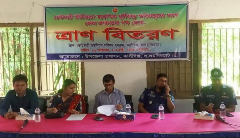 লালমনিরহাটে ঝড়ে ক্ষতিগ্রস্ত পরিবারের মাঝে অর্থ ও ঢেউটিন বিতরণ
