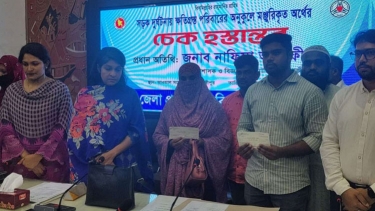 গাজীপুরে সড়ক দুর্ঘটনায় নিহত পরিবারের মাঝে অনুদানের চেক প্রদান