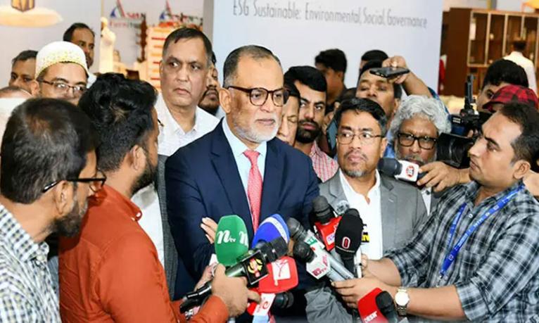 সরকার ভোজ্যতেলের দাম বাড়ায়নি : বাণিজ্য উপদেষ্টা