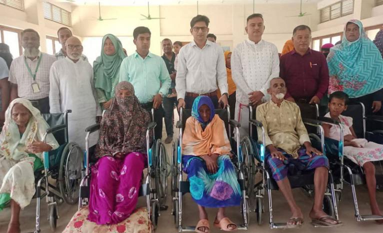 টাঙ্গাইলে প্রতিবন্ধীদের মধ্যে হুইলচেয়ার বিতরণ