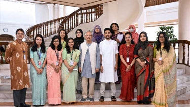 জাতীয় নীতি প্রতিযোগিতায় বিজয়ী শিক্ষার্থীদের সঙ্গে প্রধান উপদেষ্টার শুভেচ্ছা বিনিময়